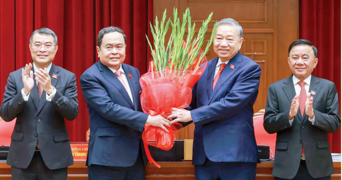 National Assembly Chairman Tran Thanh Man (2nd,L), Standing Member of the Party Central Committee's Secretariat Tran Cam Tu (R), Head of the Party Central Committee’s Organization Commission Le Minh Hung (L) present flowers to Mr. To Lam following his re-election as General Secretary for the 14th term at the first meeting of the Party Central Committee, on January 23. (Photo: VNA)
