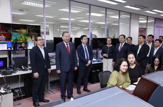 Party General Secretary To Lam visits Vietnam Television (Photo: SGGP)