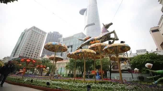 To facilitate convenient travel during the Lunar New Year festivities, Ho Chi Minh City has arranged nine temporary parking sites in the downtown area. (Photo: SGGP)