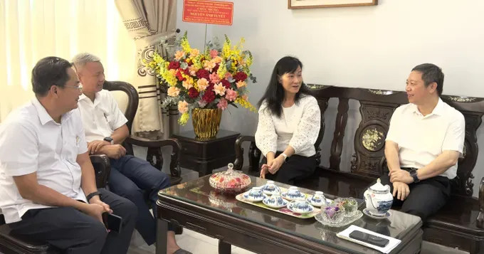 Head of the HCMC Party Committee's Propaganda and Mass Mobilization Commission, Duong Anh Duc (R), extended congratulations to People’s Doctor Nguyen Anh Tuyet, former Deputy Director of Gia Dinh People’s Hospital (2nd,R). (Photo: SGGP)