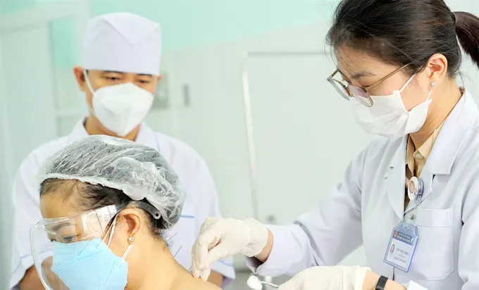 Treating patients at the Ho Chi Minh City Traditional Medicine Hospital (Photo: SGGP)