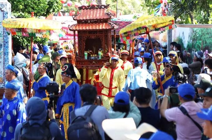 Thousands join Ba Pagoda-Nuoc Man Trading Port Festival