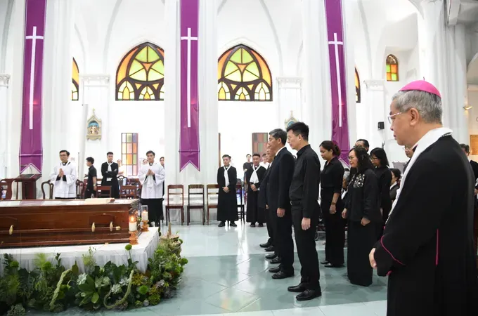 The delegation of the Ministry of Ethnic and Religious Affairs pays tribute to Cardinal Jean-Baptiste Pham Minh Man. (Photo: SGGP)