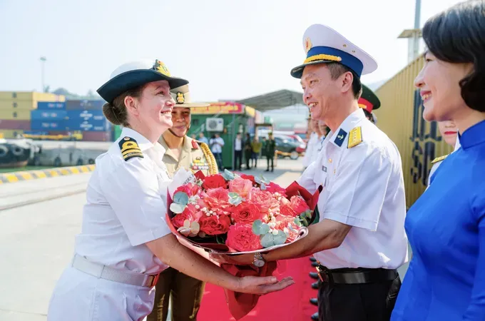 The Deputy Chief of Staff of Naval Region 3 of the Vietnam People’s Navy welcomes the Commanding Officer of HMAS Toowoomba, Lieutenant Commander Alicia Harrison. (Photo: SGGP)
