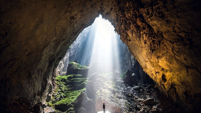 Sunlight streams into the Dinosaur Eye while visitors join the Son Doong adventure tour (Photo: Published by VNA)