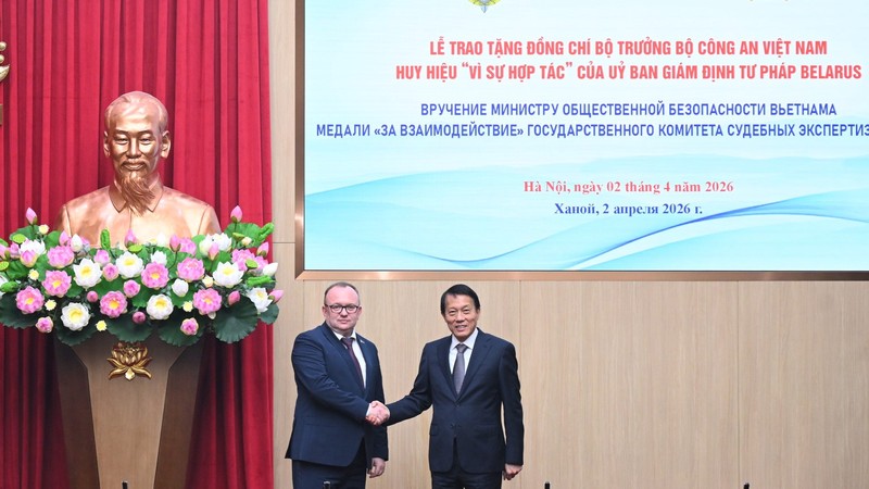Vietnamese Minister of Public Security General Luong Tam Quang and Chairman of the Belarusian State Forensic Examination Committee Volkov Alexei Aleksandrovich at the meeting in Hanoi on April 2. (Photo: bocongan)