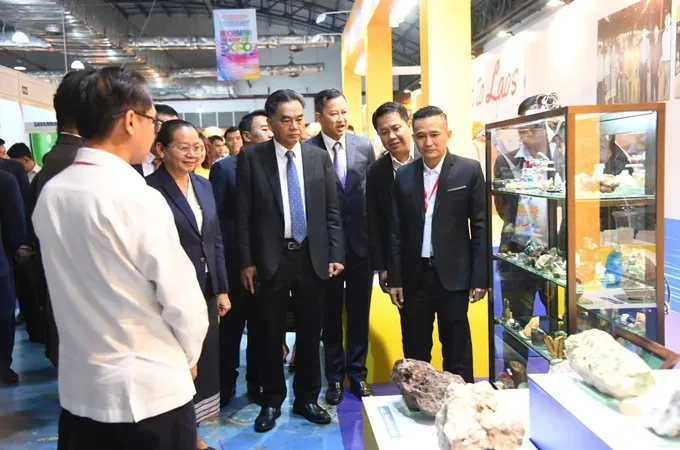 Nguyen Loc Ha and delegates visit exhibition booths. (Photo: SGGP)