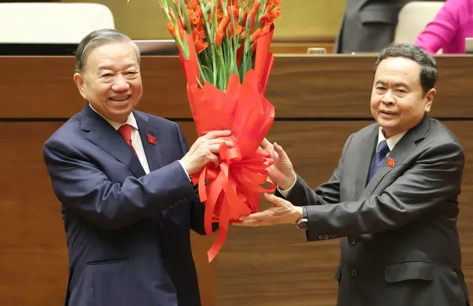 Chairman of the National Assembly Tran Thanh Man presents flowers and extended his congratulations to Party General Secretary and State President To Lam. (Photo: SGGP)