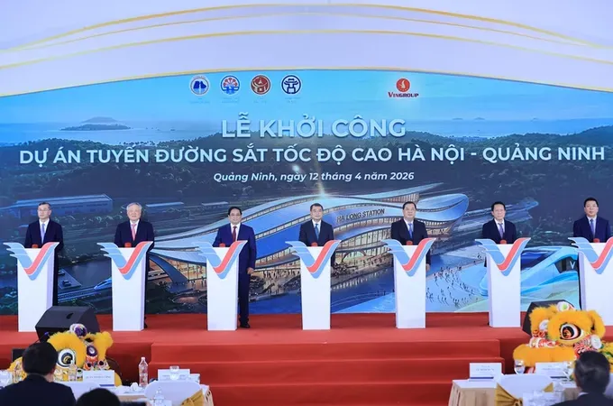 Prime Minister Le Minh Hung (4th, L) and former Prime Minister Pham Minh Chinh (3rd,L) together with delegates jointly press the button to formally commence construction of the project. (Photo: SGGP)