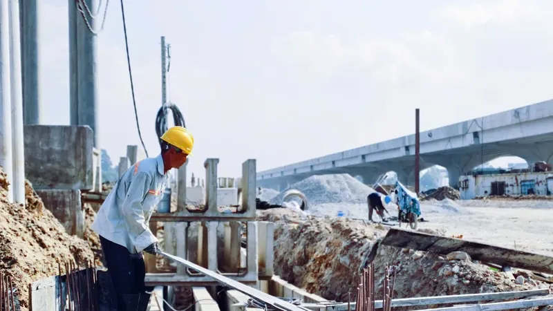 Workers making living under scorching heat