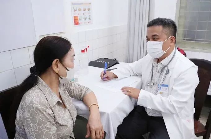 Doctors from Cho Ray Hospital conduct health check-ups for residents. (Photo: SGGP)