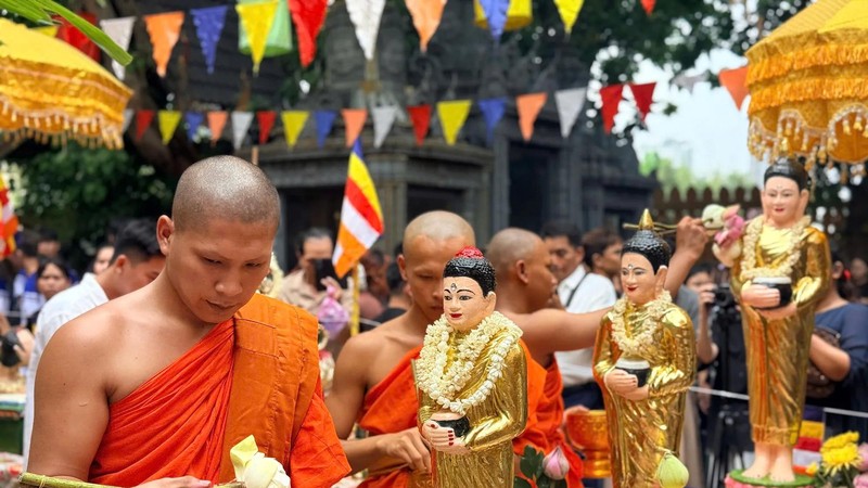Large number of people attend the Buddha bathing ceremony (Photo: SGGP)