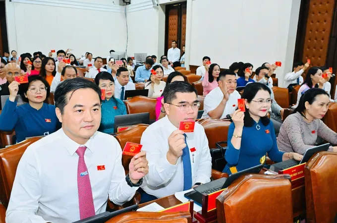 Delegates vote to approve submissions at the session. (Photo: SGGP)