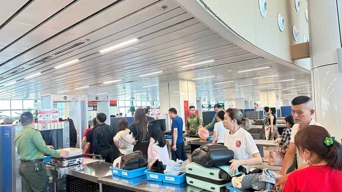 Passengers pass through the security screening checkpoint at Terminal T3 of Tan Son Nhat International Airport. (Photo: SGGP)