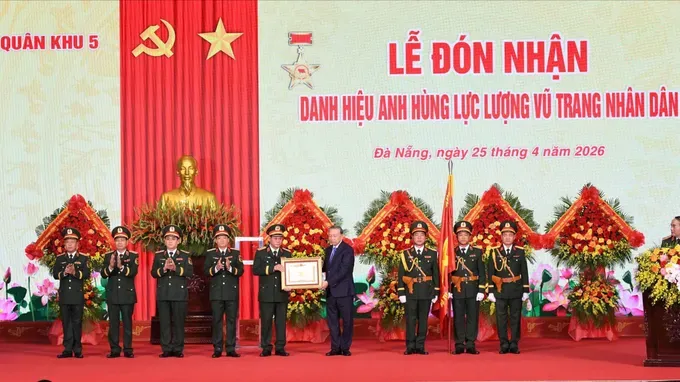 Party General Secretary and State President To Lam, who is also Secretary of the Central Military Commission, presents the title of "Hero of the People's Armed Forces" to Military Region 5 on April 25. (Photo: SGGP)