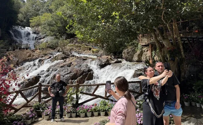 Many international visitors choose Da Lat as a destination thanks to its beautiful landscapes of streams and lakes. (Photo: SGGP)