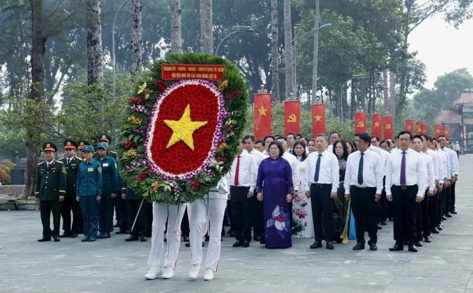 The delegation offers incense at Cu Chi Martyrs' Cemetery. (Photo: SGGP)