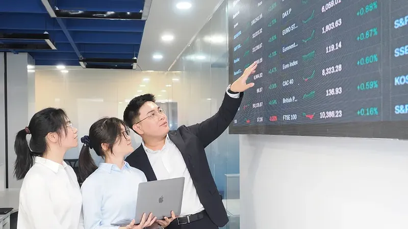 Data analytics and market data integration activities at the Vietnam International Financial Centre in Ho Chi Minh City (Photo: SGGP)
