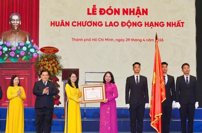 Vice State President Vo Thi Anh Xuan presents the First-Class Labour Order to Saigontourist Group. (Photo: SGGP)