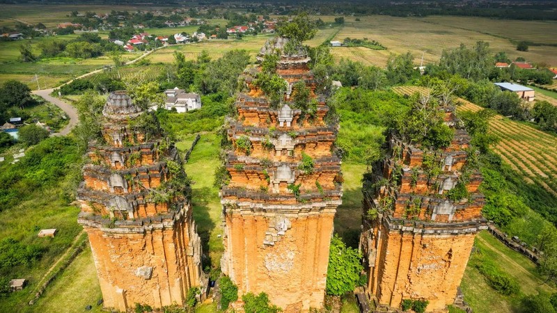 Duong Long Ancient Towers date back over 800 years (Photo: SGGP)