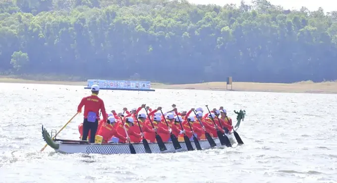 Athletes compete in the 500-meter event at the 2026 National Traditional Boat Racing Championship for Outstanding Rowers at Da Bang Lake, Nghia Thanh Commune, Ho Chi Minh City. (Photo: SGGP)