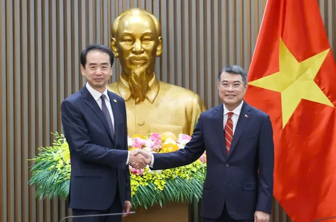 Prime Minister Le Minh Hung (R) receives Chinese Ambassador to Vietnam He Wei in Hanoi on May 12. (Photo: SGGP)