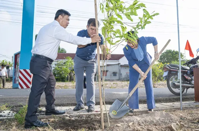 Tan Thanh Ward leaders join tree planting. (Photo: SGGP)