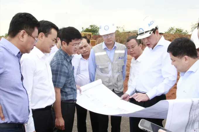 The delegation inspects the railway connection planning map at the construction site of the Long Thanh International Airport project. (Photo: SGGP)