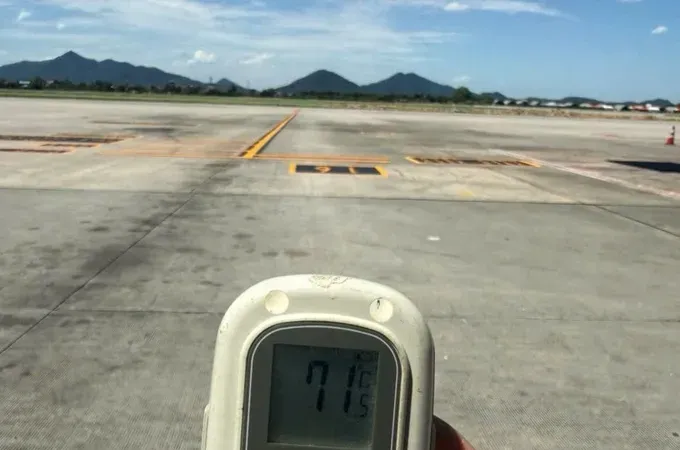 On May 25, Noi Bai International Airport records a concrete surface temperature of 71 degrees Celsius in the aircraft parking apron area. (Photo: SGGP)