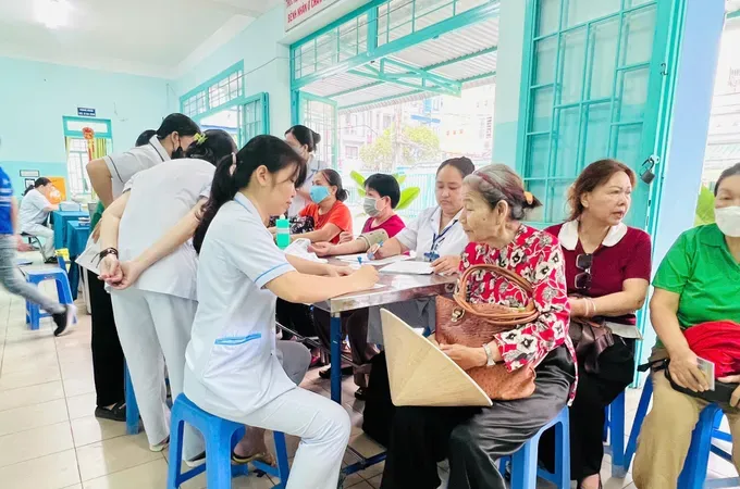 Doctors from Hung Vuong Hospital conduct health check-ups for residents. (Photo: SGGP)