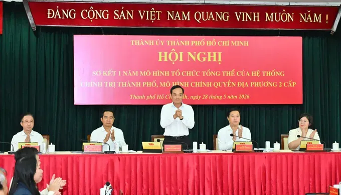Secretary of the Ho Chi Minh City Party Committee Tran Luu Quang, together with the Vice Secretaries of the Ho Chi Minh City Party Committee, chair the conference. (Photo: SGGP)