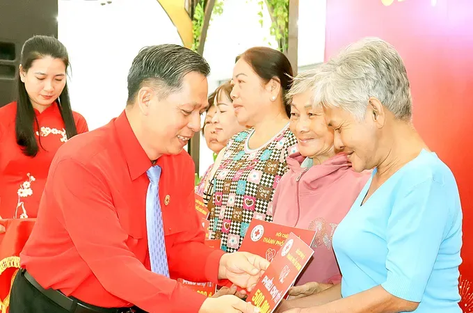 Presenting shopping vouchers to disadvantaged people during the 2026 Humanitarian Month campaign (Photo: SGGP)