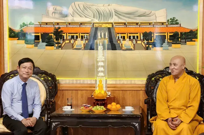 Chairman of the HCMC People’s Council Vo Van Minh and Most Venerable Thich Hue Thong (Photo: SGGP)