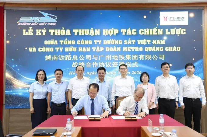 The Vietnam Railways Corporation (VNR) and Guangzhou Metro Group Co., Ltd. sign a strategic cooperation agreement on the management, operation, and development of electrified railways and urban rail transit systems, as well as human resource training. (Photo: SGGP)