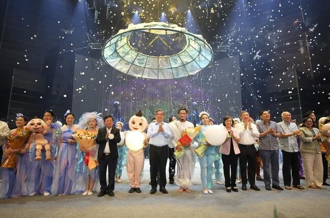 Vice Secretary of the Party Committee and Chairman of the Vietnam Fatherland Front Committee of Ho Chi Minh City Nguyen Phuoc Loc offers flowers to artists. (Photo: SGGP)