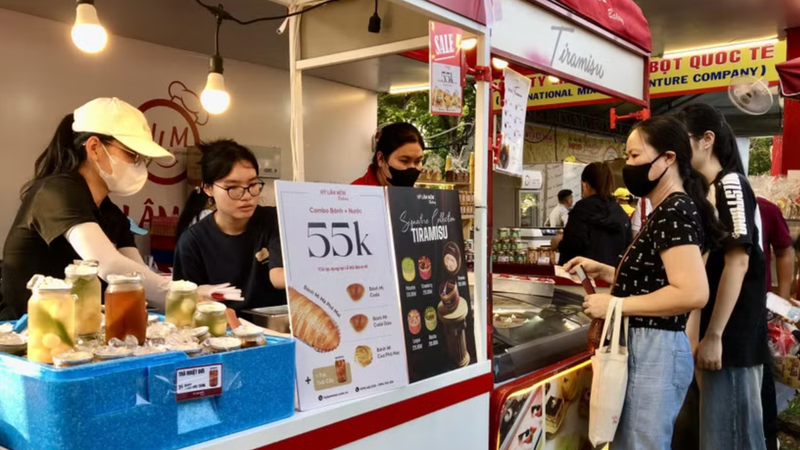 A stall offering discounted combo meals of bread and drinks at the fourth Banh mi Festival in Ho Chi Minh City on April 23 (Photo: VNA)
