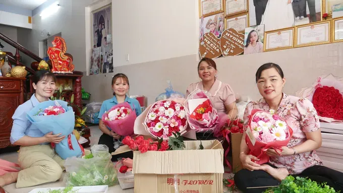 Soap flower cooperative group of Ms. Tran Thi Nga (second from right), based in Tan Dong Hiep Ward, Ho Chi Minh City, has created employment opportunities for many women. (Photo: SGGP)