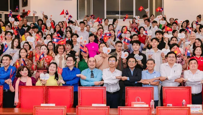Delegates, Vietnamese families, and Lao and Cambodian students at the program. (Photo: SGGP)