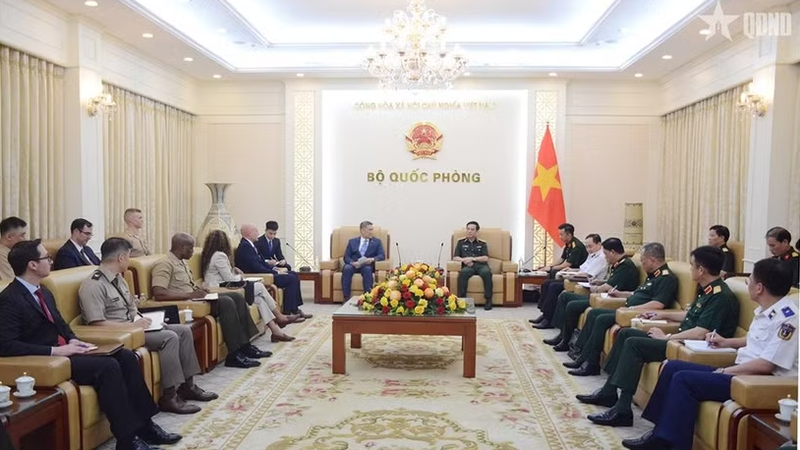Deputy Prime Minister and Minister of National Defence General Phan Van Giang hosts a reception in Hanoi on June 22 for Acting US Secretary of the Navy Hung Cao.