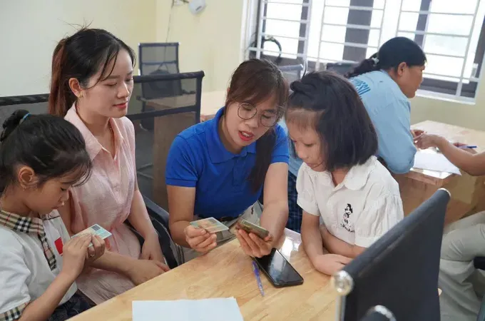 Youth in Phu Tho Province deploy volunteer teams to support local residents in developing digital skills. (Photo: SGGP)
