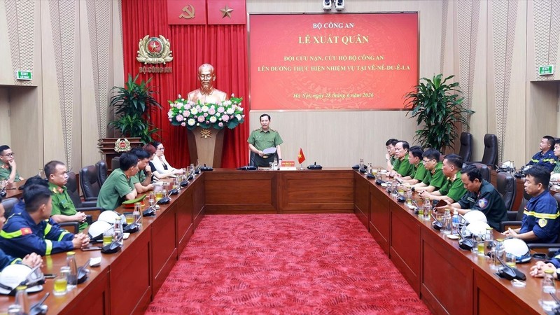 At the departure ceremony in Hanoi on June 28 for a 41-member search and rescue team from the Ministry of Public Security heading to Venezuela. (Photo: VNA)
