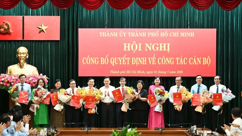 Vice Secretary of the Ho Chi Minh City Party Committee Van Thi Bach Tuyet (5th, R) and Head of Local Affairs Department III under the Central Propaganda and Mass Mobilization Commission, Nguyen Huy Ngoc (6th, L) present the appointment decisions to the Editorial Board of Sai Gon Giai Phong (SGGP) Newspaper. (Photo: SGGP)