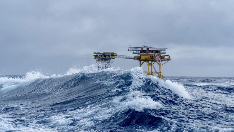 The DK1 Platform stands firm against the relentless winds and towering waves of the open sea. There, officers and soldiers remain constantly vigilant, standing watch day and night to safeguard the sacred seas and islands of the Fatherland.