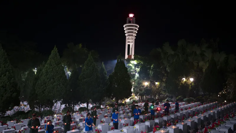 Thousands of candles were lit at Vi Xuyen National Martyrs' Cemetery in Tuyen Quang Province to honor the heroic martyrs who laid down their lives for the independence and freedom of the Fatherland.
