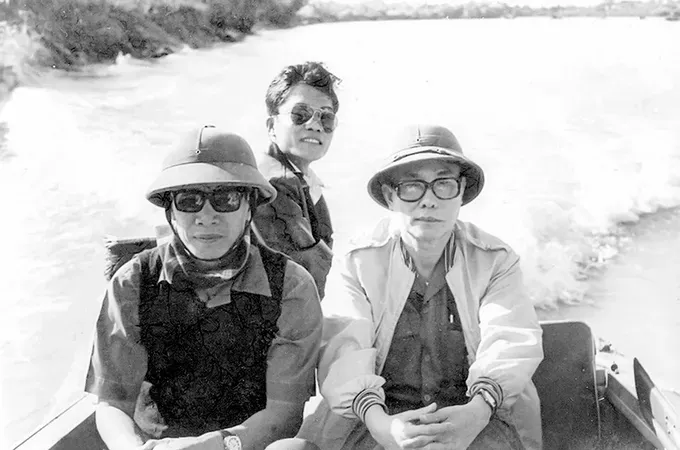 Following April 30, 1975, late Prime Minister Vo Van Kiet and scholar Tran Bach Dang (right) revisit their former revolutionary base and wartime battlefield in Mo Cay Bac District, Ben Tre Province (now Vinh Long Province. (Photo: Documentary)