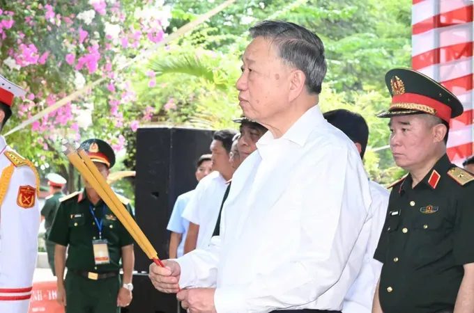 Party General Secretary and State President To Lam pays tribute to fallen heroes at Le Thi Rieng Park in Ho Chi Minh City on July 17. (Photo: SGGP)