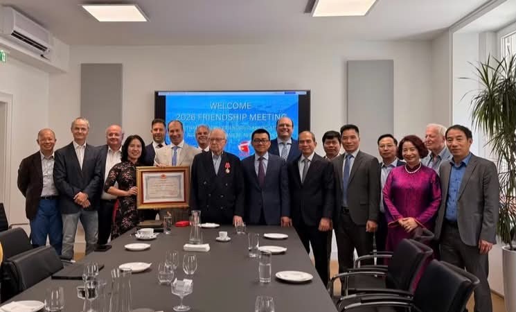 Peter Jankowitsch (front row, 3rd from left), Honorary President of the Austria–Vietnam Society and members of the society pose for a commemorative photograph with Vietnamese Ambassador to Austria Vu Le Thai Hoang (front row, 4nd from left) and representatives of the Vietnam–Austria Friendship Association. (Photo: Published VNA)