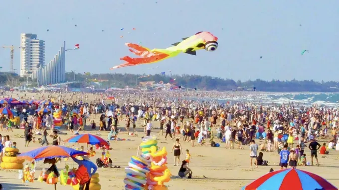 Tourists enjoy swimming and recreational activities at Bai Sau Beach in Vung Tau Ward, Ho Chi Minh City. (Photo: SGGP)