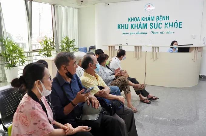 People wait for medical check-ups at the 115 People's Hospital, HCMC. (Photo: SGGP)