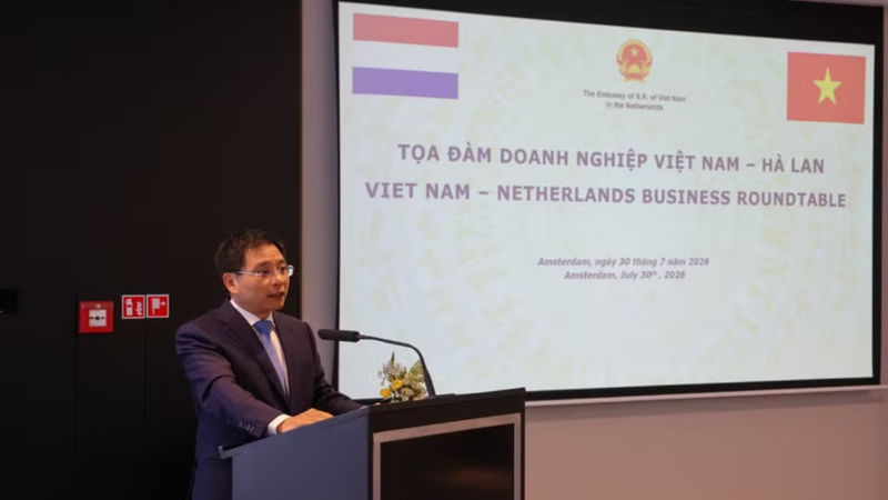 On July 30, in Amsterdam, Deputy Prime Minister Nguyen Van Thang chairs a roundtable discussion with leading Dutch businesses. (Photo: VNA)
